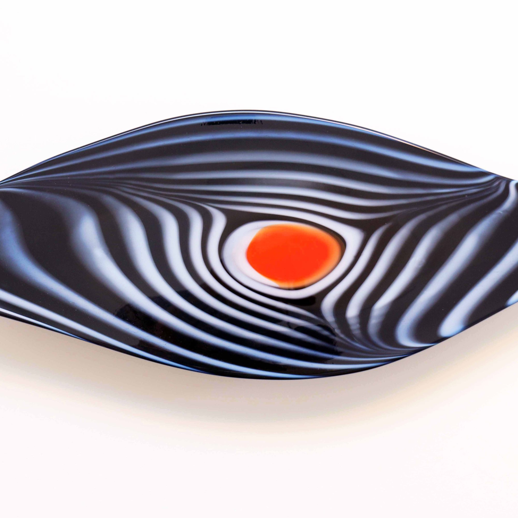 Siipimäinen, hyttityönä suupuhallettu lasinen uniikkiveistos nimeltään Yön portit kiinnitetään seinään takaosassa olevan metallitelineen avulla. Heikki Jylhä-Vuorio.