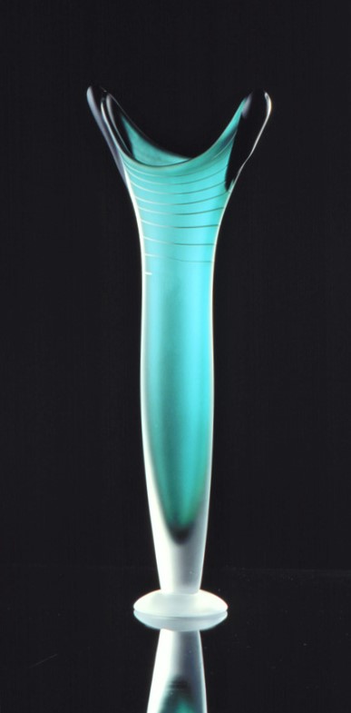 Hyttityönä suupuhallettu turkoosinvihreä lasinpuhallus työ, uniikkilasi maljakko nimeltään Flow. Heikki Jylhä-Vuorio.