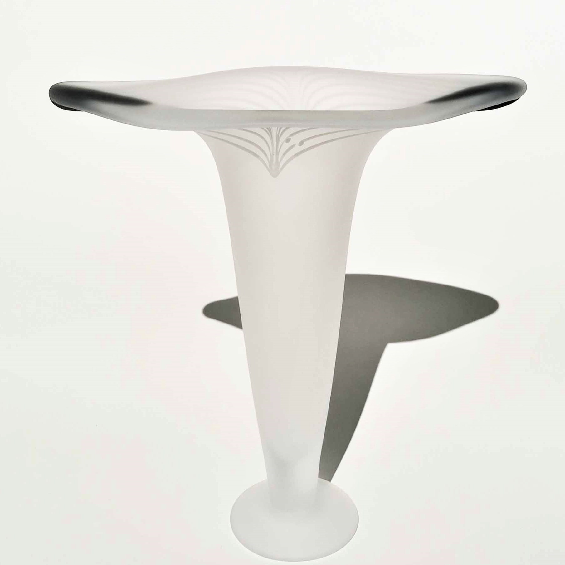 Hyttityönä suupuhallettu ja hapotettu valkoinen uniikkilasi maljakko. Heikki Jylhä-Vuorio.