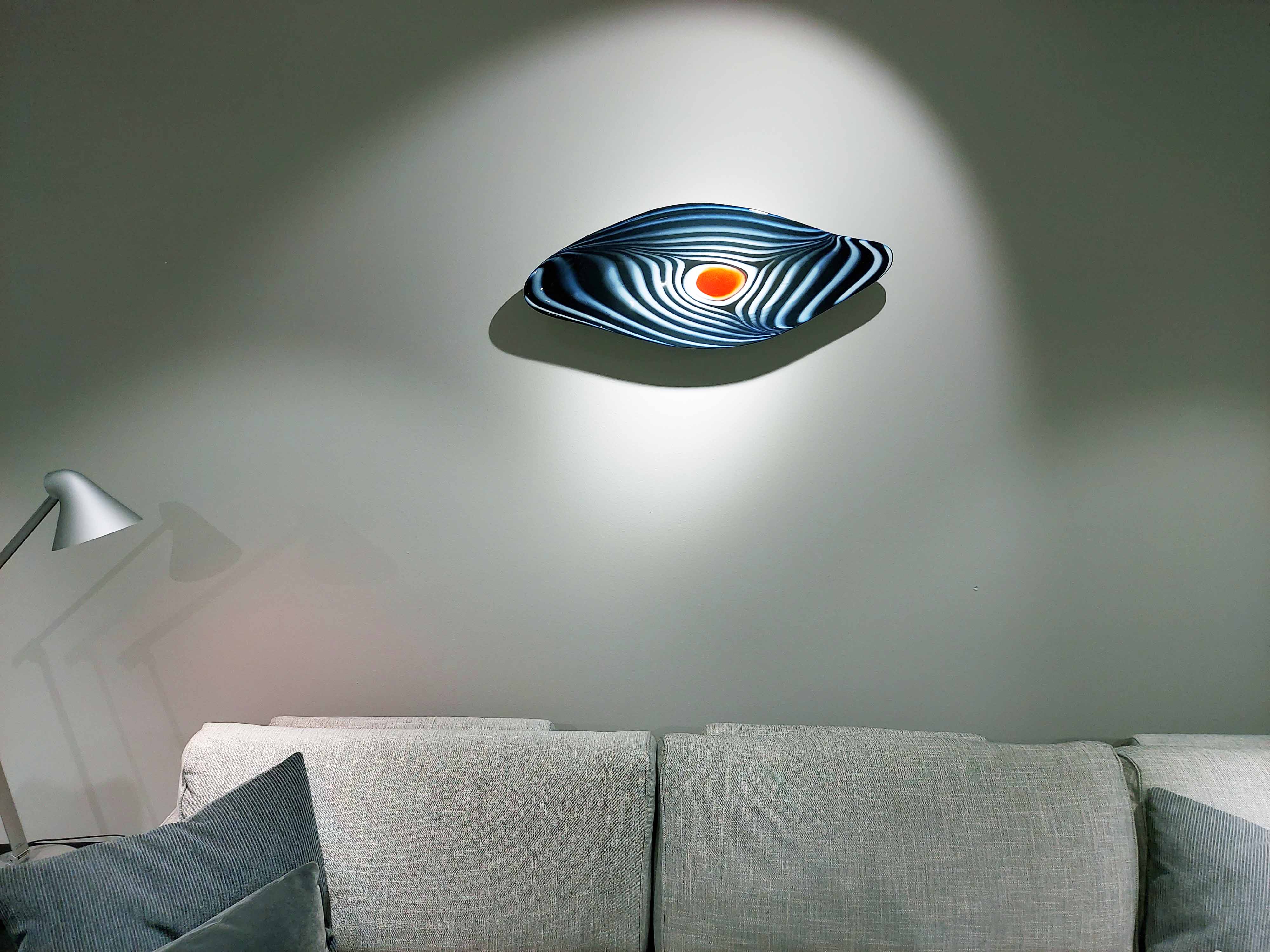 Heikki Jylhä-Vuorio. Lasiteos Yön portit on sijoitettu sisustusmyymälään osoitteessa Vepsäläinen Oy RATINA