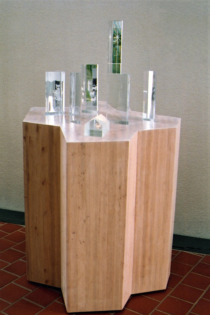 Kirkkotaidetta uudistava, arkkitehti Juha Leiviskän suunnittelemaan Pyhän Johanneksen kirkkoon tehty seimiteos. Teoksen jalustan materiaali on puu ja siihen on upotettu kuusi lasipylvästä sekä lasinen seimitalo. Lasielementit on valaistu alhaalta päin ja ne heijastavat ympäröiviin pintoihin prisman spektrejä.Heikki Jylhä-Vuorio.