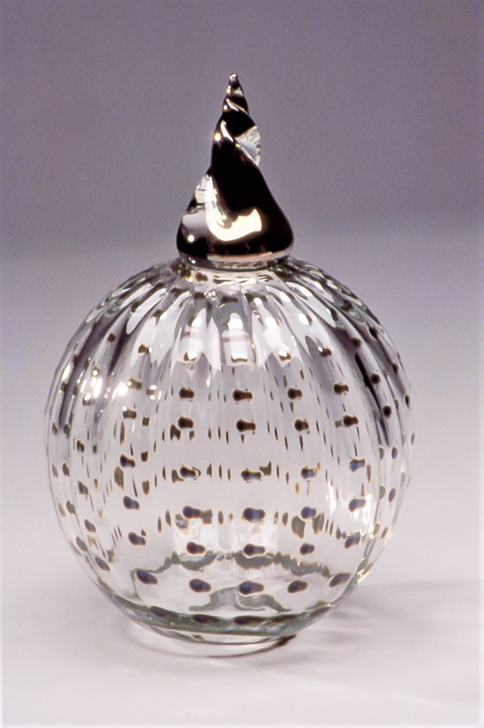 Hyttityönä suupuhallettu uniikkilasi. Teoksen pinnoilla on Gold Brown lysterikoristelu. Heikki Jylhä-Vuorio.